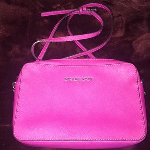 Micheal kors cross body bag In the color fushia